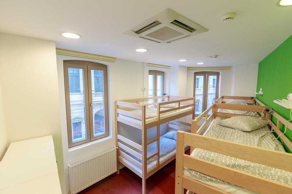 Pura Vida Sky Bar & Hostel Бухарест Номер фото